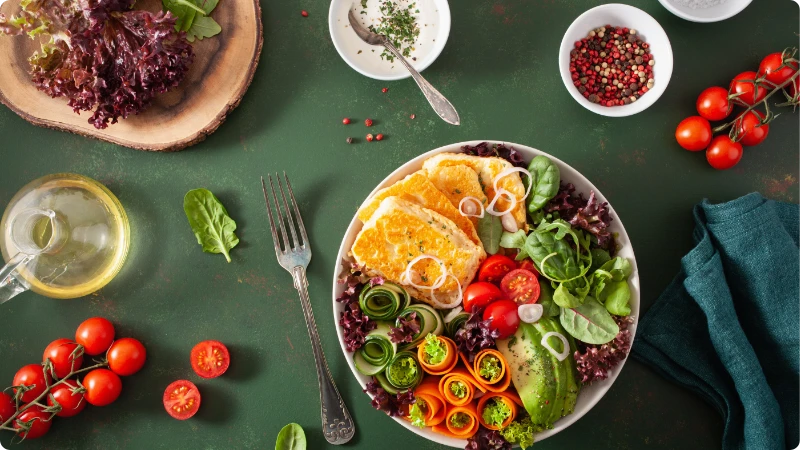 Descubra o segredo de uma refeição leve e saborosa com nossas 5 Receitas Leves e Saborosas para o Almoço! Delicie-se com uma variedade de opções saudáveis sobre uma mesa repleta de comida nutritiva.