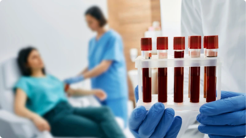 Check-up Anual: Por que é Importante e o que Esperar. Paciente realizando coleta de sangue para exames médicos durante check-up anual, destacando a importância do check-up anual para a saúde.