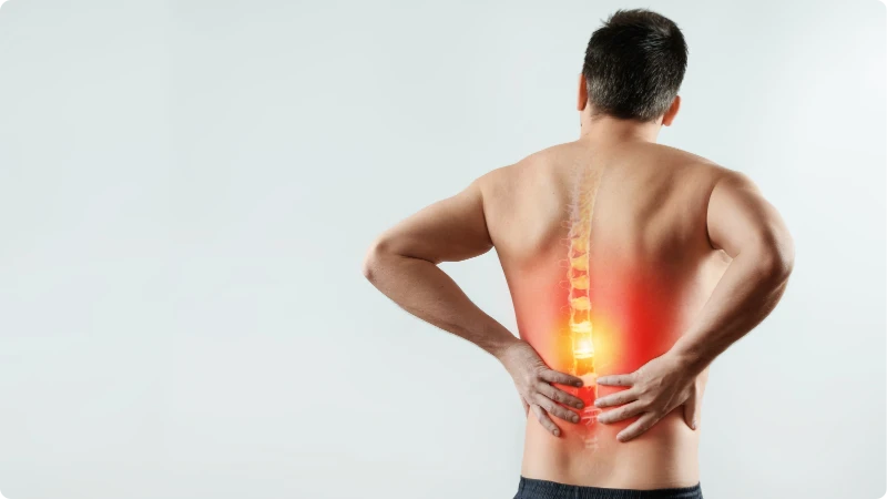 Um homen com a mão nas costas com marcação em vermelho sigificando dores. A imagem representa a importância do Exercícios para Prevenir Dores nas Costas e Melhorar a Postura.