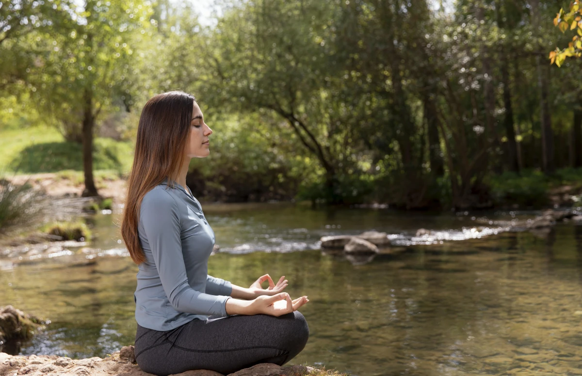 Mulher bonita meditando na natureza.