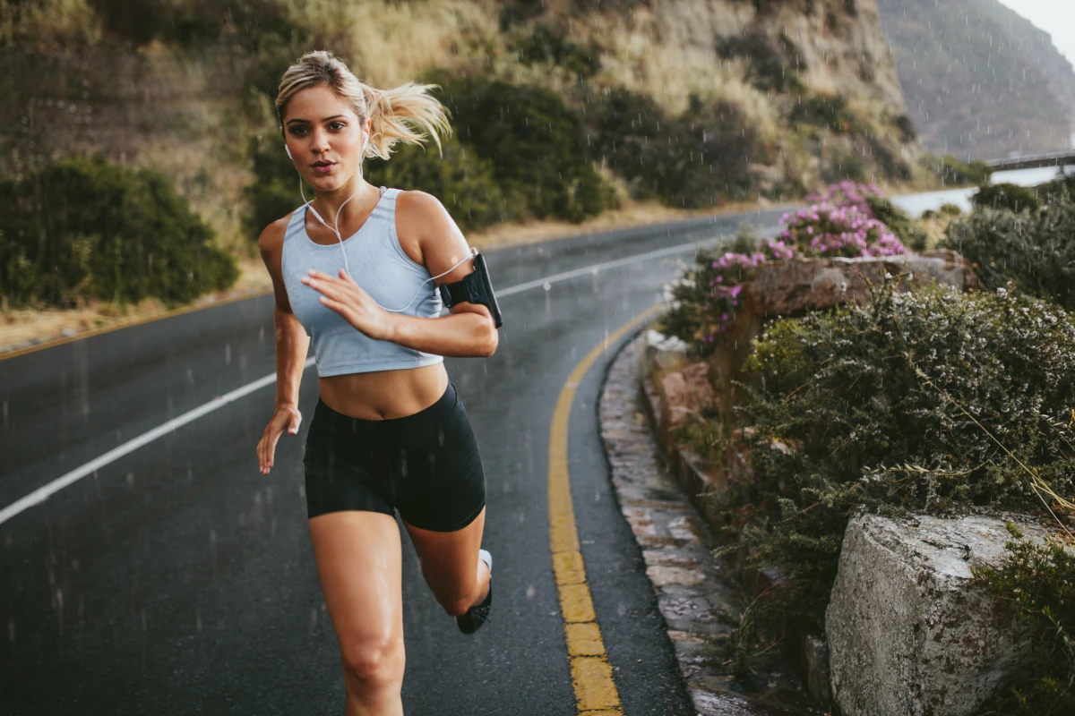 Como Começar a Correr. Atleta feminina correndo ao ar livre.