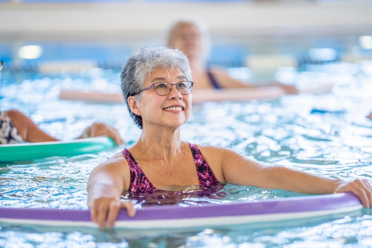 10 Benefícios da Hidroginástica para Idosos. Mulheres idosas nadando na piscina.