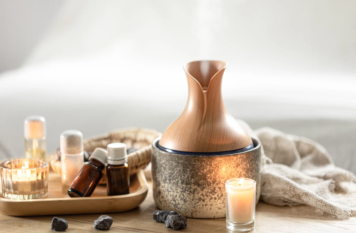 Aromaterapia: O Que É, Como Funciona e Seus Benefícios. Composição de spa com umidificador de ar e óleos aromáticos.