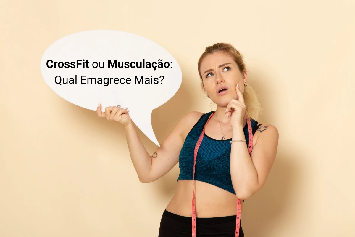 Mulher jovem com roupa esporte, pensativa segurando uma placa branca de balão de diálogo, escrito: CrossFit ou Musculação: Qual Emagrece Mais?