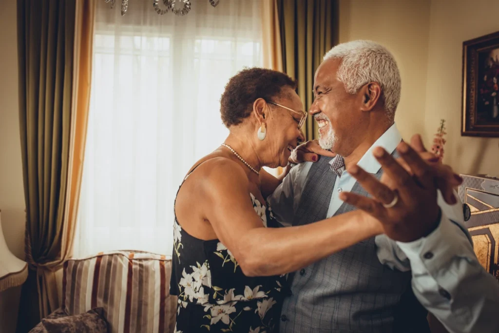 Dança para Idosos: Conheça os Benefícios e Estilos Ideais. Um casal de idosos dançando felizes.