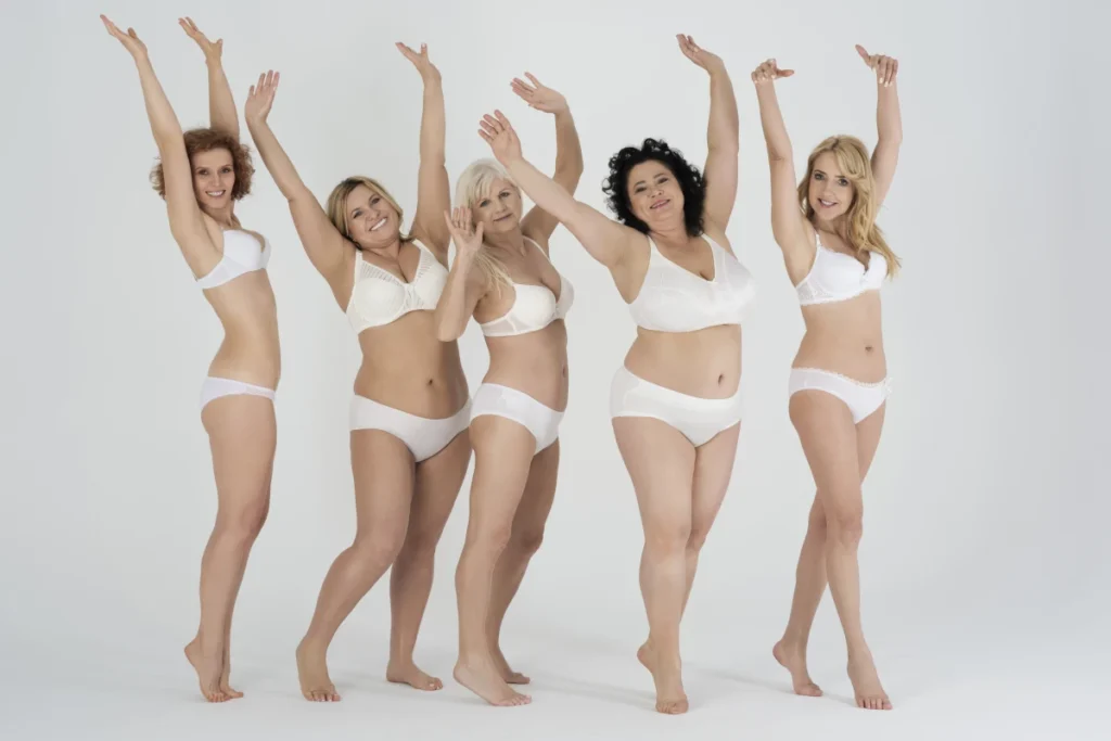 Imagem Corporal: O Que É e Como Ter uma Relação Saudável. Mulheres bonitas de diferentes idades e características físicas usando lingerie e se sentindo felizes e confortáveis.