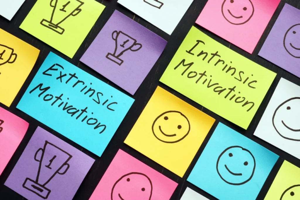 file:///home/claudiano/Blog/Saúde nos Trinques/Saúde nos Trinques/Fotos Post's/Motivação: o que é, tipos e como desenvolver na vida. Conceito de motivação intrínseca e extrínseca. Blocos de notas coloridos com rostos.