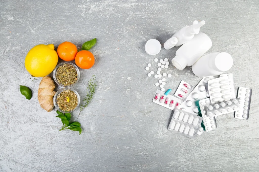 Plantas Medicinais: Benefícios, Como Usar e Onde Comprar. Sobre uma mesa de um lado vários remédios e do outro lado frutas e plantas medicinais.