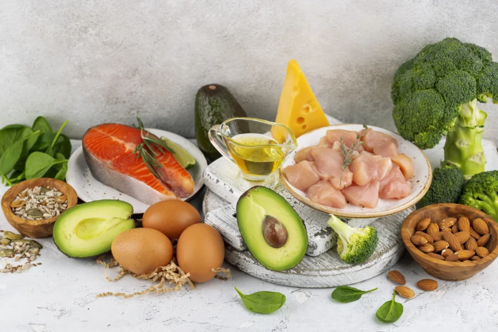 Saúde Preventiva: O Que É, Qual Sua Importância e Benefícios. Vários alimentos saudáveis sobre uma mesa branca de madeira.