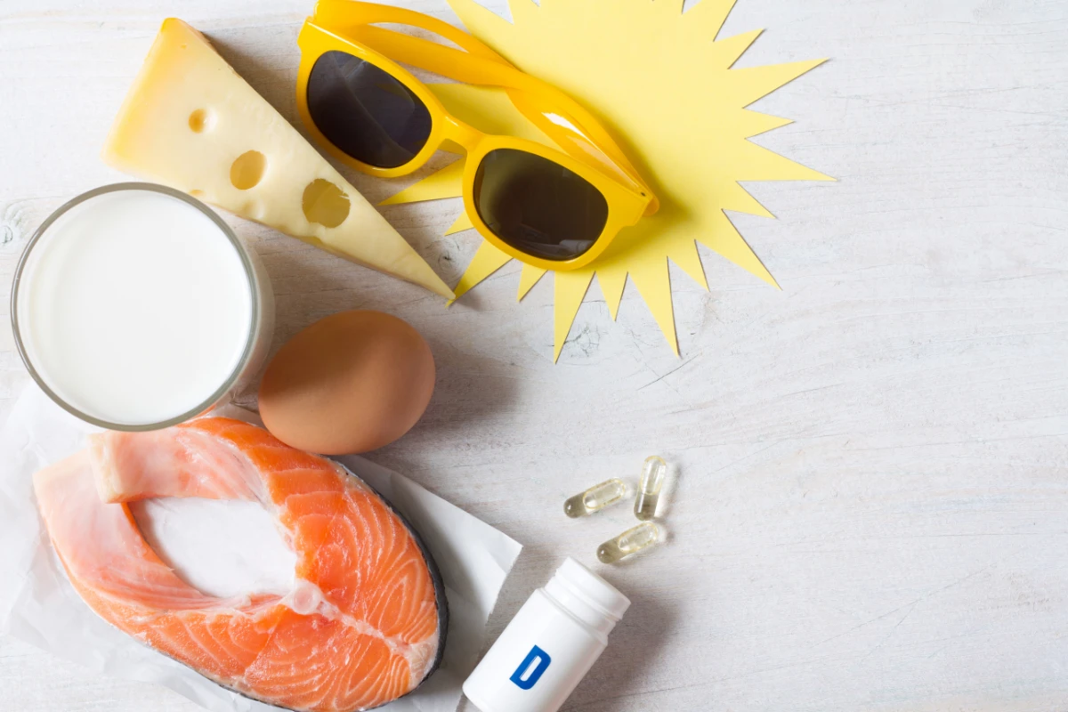 Vitamina D: o que é, benefícios, como obter e medir. Produtos alimentícios, sol e vitamina D em cápsulas, várias fontes de conceito de vitamina D.