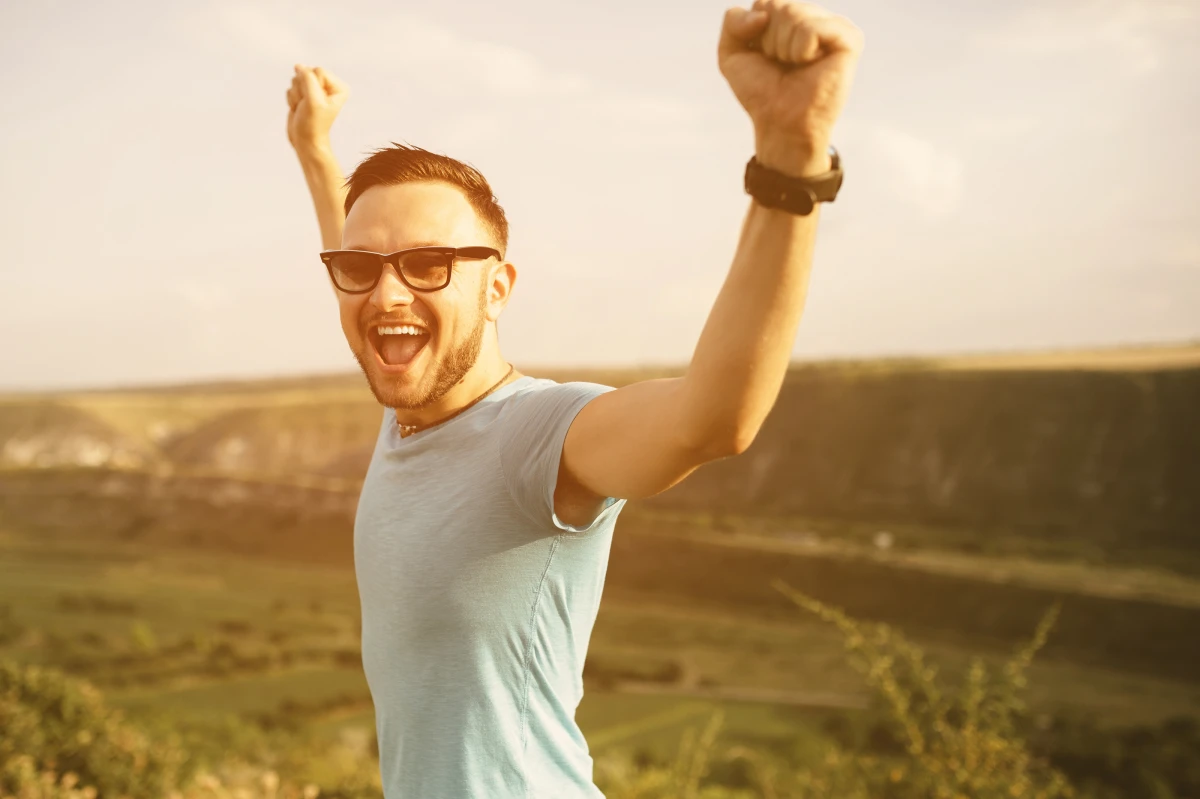 Automotivação: O Que é E Como Desenvolver Sua Força Interior. Rapaz jovem alegre e motivado em um luga bonito.