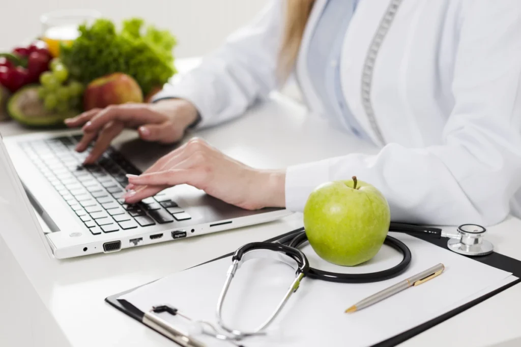 Diário Alimentar: O Que é, Como Funciona e Como Fazer. Conceito de dieta com cientista feminina e comida saudável.