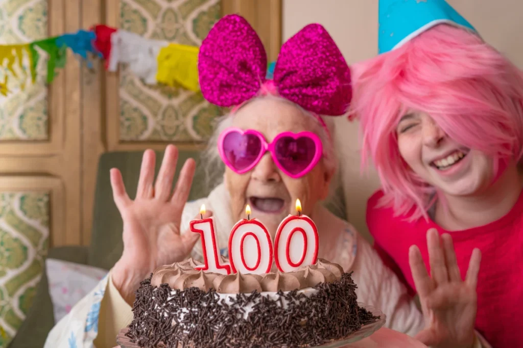 Longevidade: 8 Pilares para uma Vida Longa e Plena. Bolo de aniversário de 100 anos para senhora idosa.