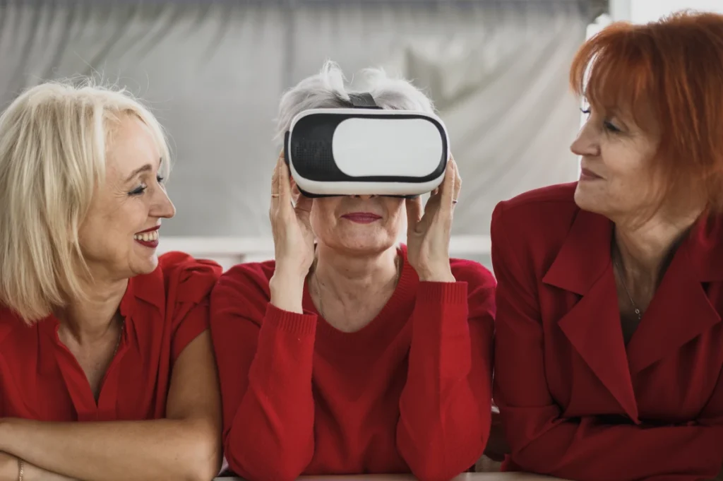 Longevidade: 8 Pilares para uma Vida Longa e Plena. Mulheres sênior usando tecnologia de realidade virtual.