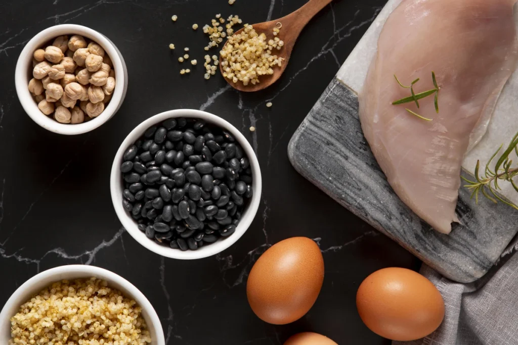 Proteínas: O Que São, Funções e Como Incluir na Dieta. Variedade de alimentos fontes de proteínas animais e vegetais.