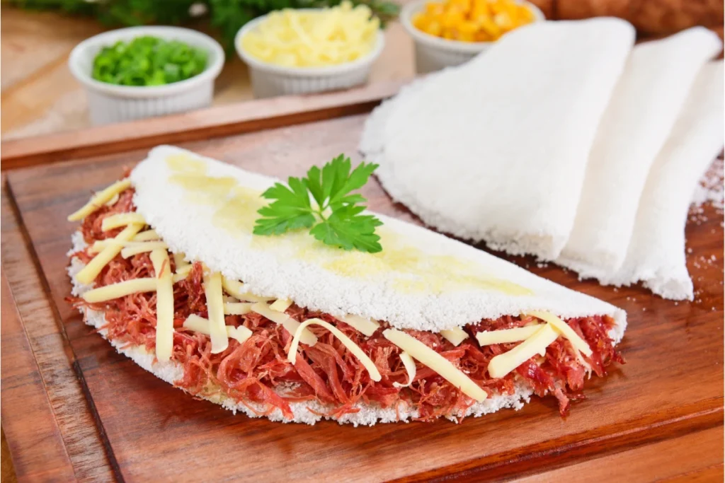 Tapioca Engorda? Veja os Prós, Contras e Como Preparar. Tapioca servida com diversas opções de recheio.
