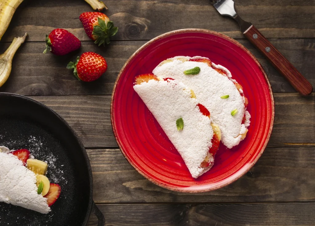 Tapioca Engorda? Veja os Prós, Contras e Como Preparar. Tapioca servida com frutas e vegetais.