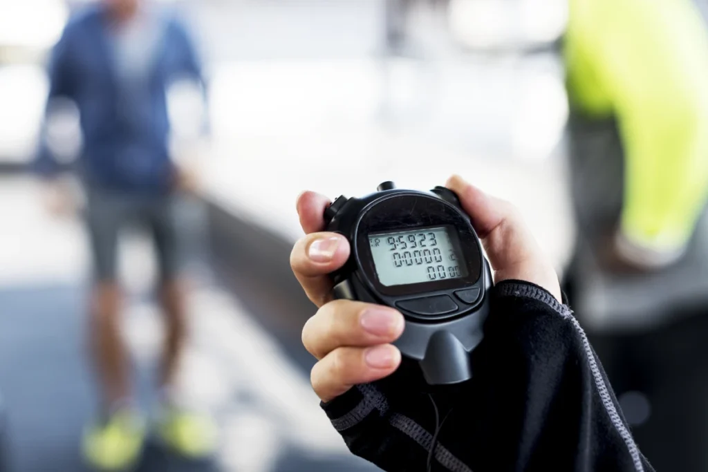Treino Tabata: 4 Minutos Para Transformar Seu Corpo. Uma pessoa com cronometro nas mãos marcando o tempo de treinamento intervalado.