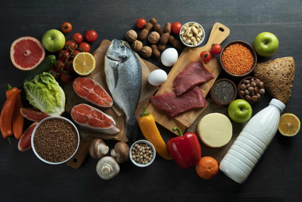 Vitaminas: O que são, para que servem, tipos e classificação. Vários produtos saudáveis e ricos em vitaminas sobre a mesa.
