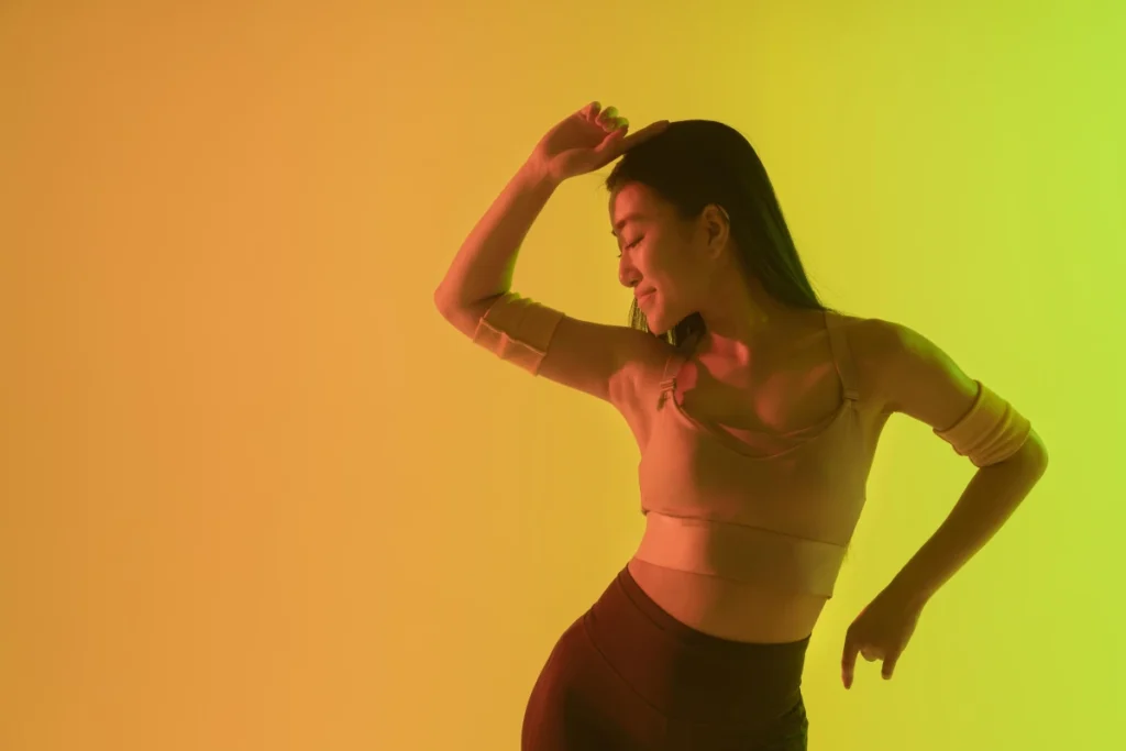 Zumba: O Que É, Benefícios e Como Começar. Mulher se divertindo com zumba.