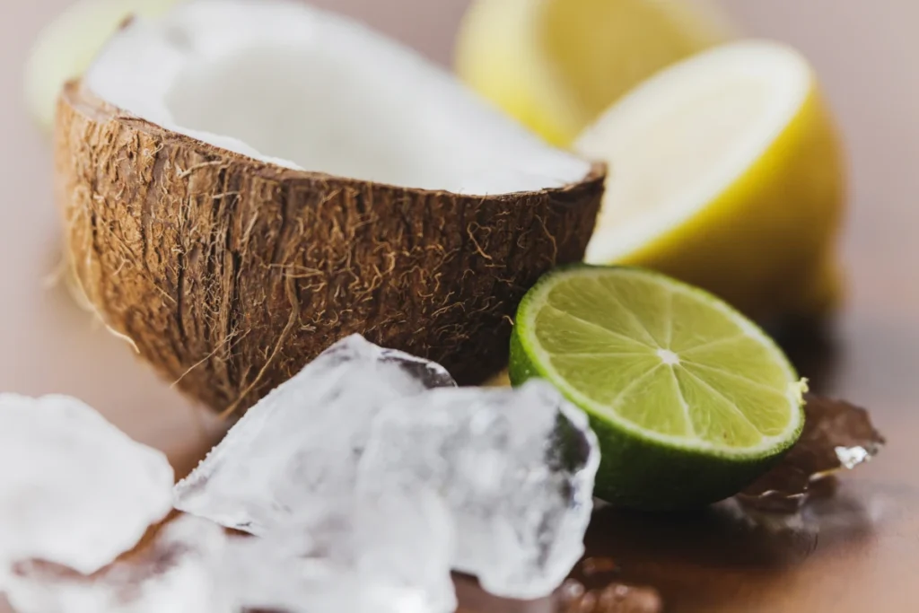Água de Coco: benefícios, propriedades e como consumir. Coco delicioso com limão.