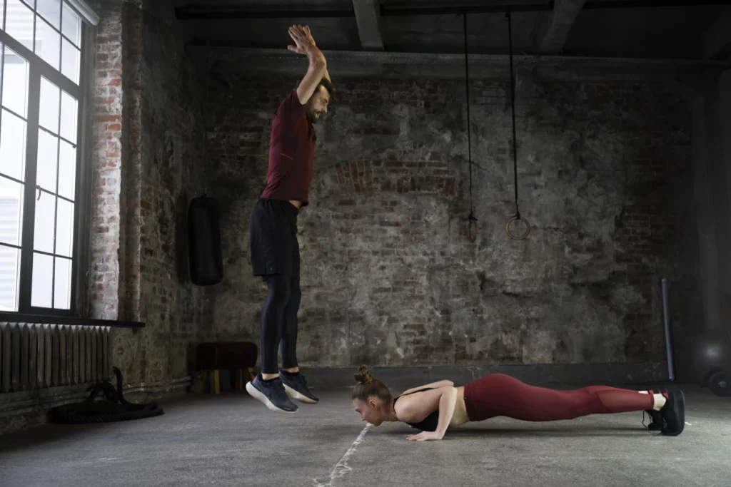 Burpee: o que é, benefícios e como fazer corretamente. Tiro completo caber pessoas fazendo exercícios juntos.