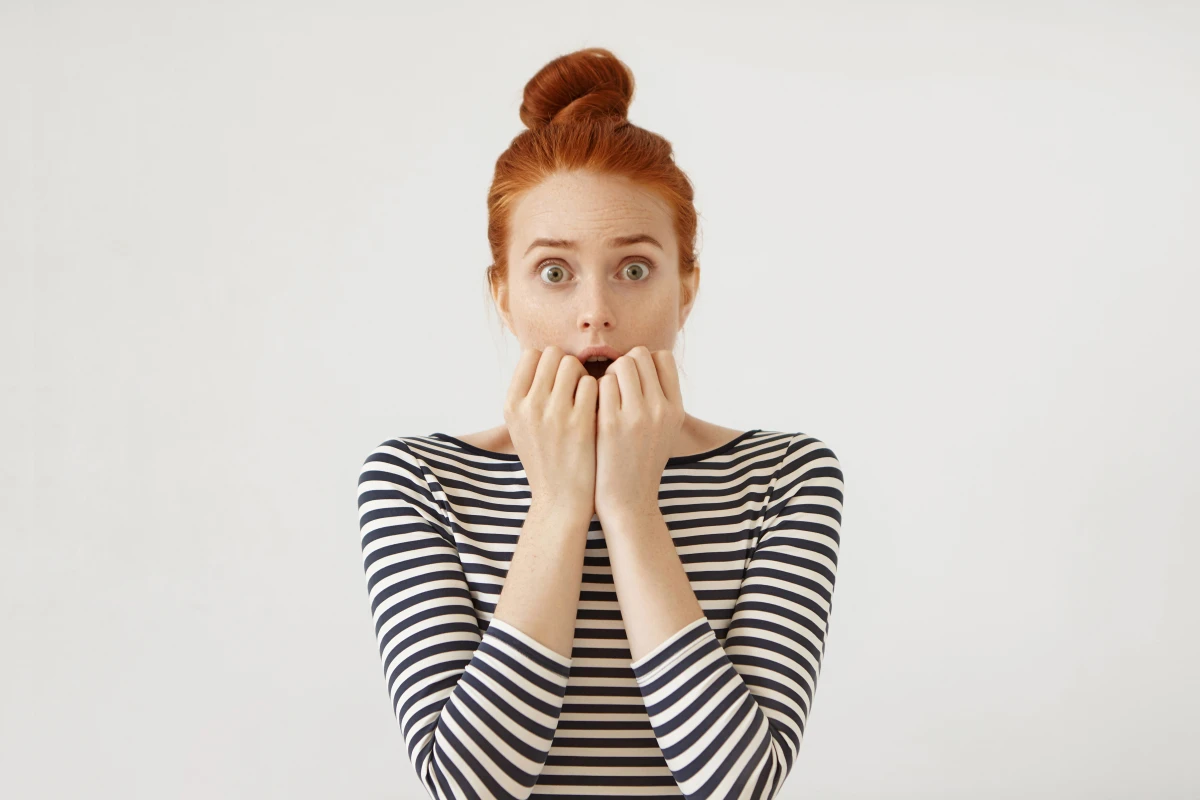 O que é fobia: como identificar medos irracionais em destaque. Jovem ruiva demonstrando sofrer de fobia.