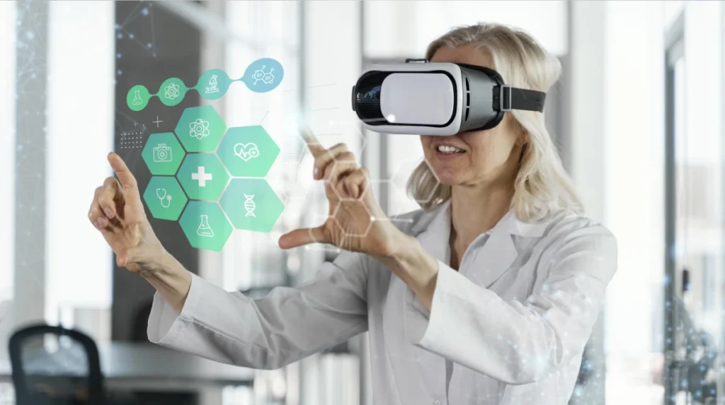 Telemedicina para Idosos: Benefícios e Como Funciona. Médica usando óculos virtual.