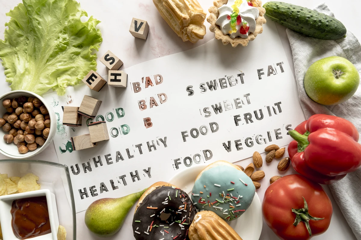 Papel com palavras saudável e insalubre cercado por alimentos que diminuem a ansiedade como frutas e vegetais frescos