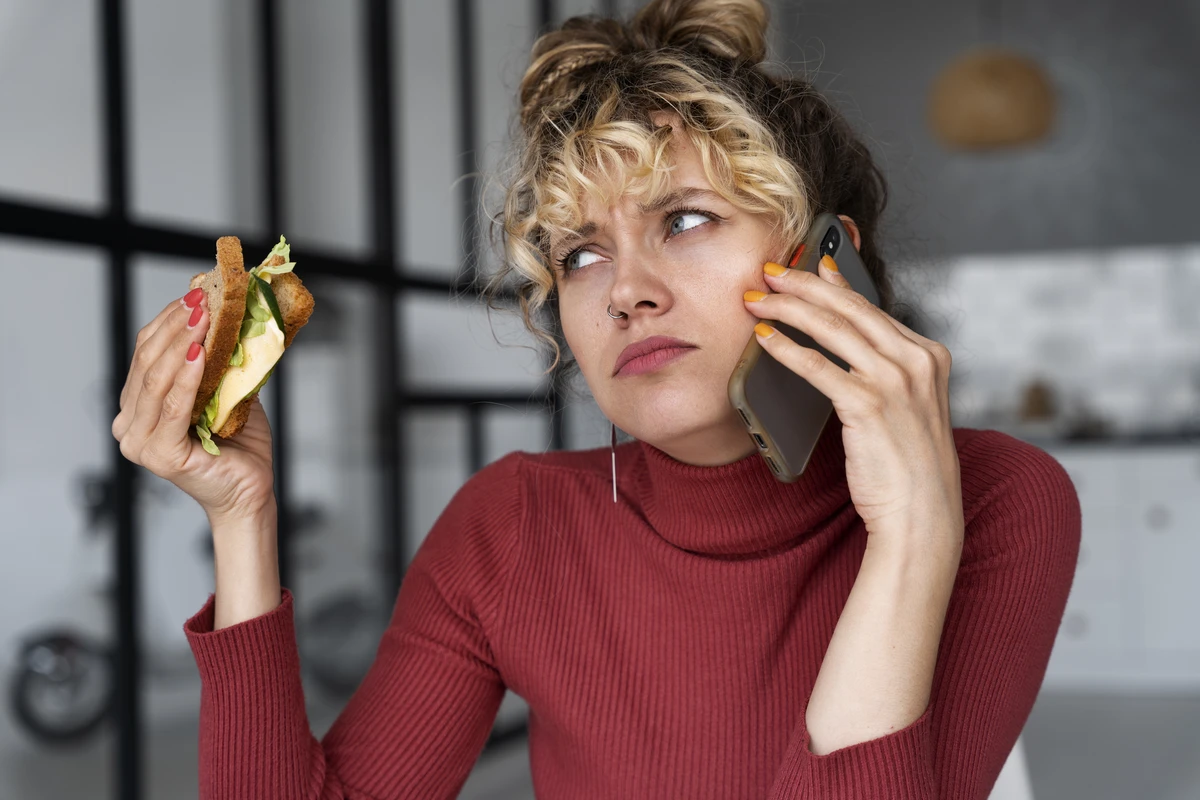 Jovem mulher com coque bagunçado lendo sobre alimentos que diminuem a ansiedade