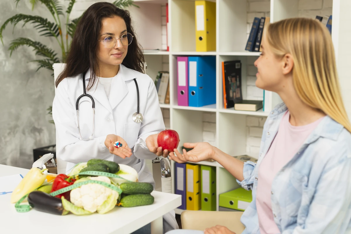 Médico orientando paciente sobre alimentos que diminuem a ansiedade com frutas frescas sobre a mesa