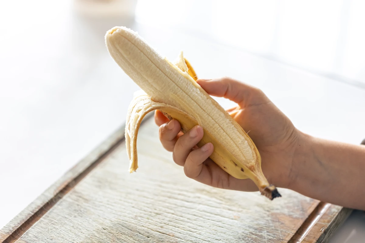 Descoberta no Brasil promete pênis 8cm maior: veja como. Um homem descasca uma banana madura.