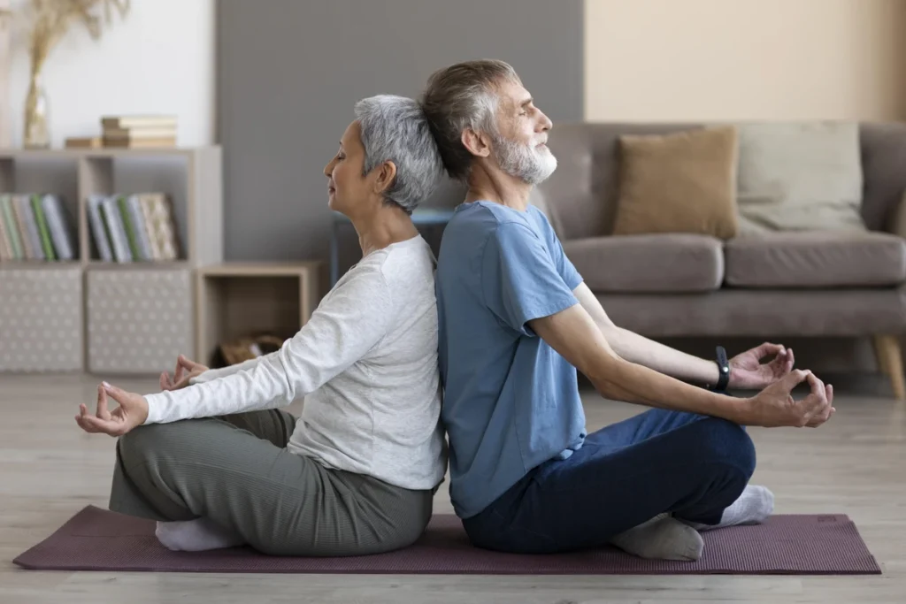 Casal sênior praticando atividades para idosos juntos em sessão de exercícios físicos