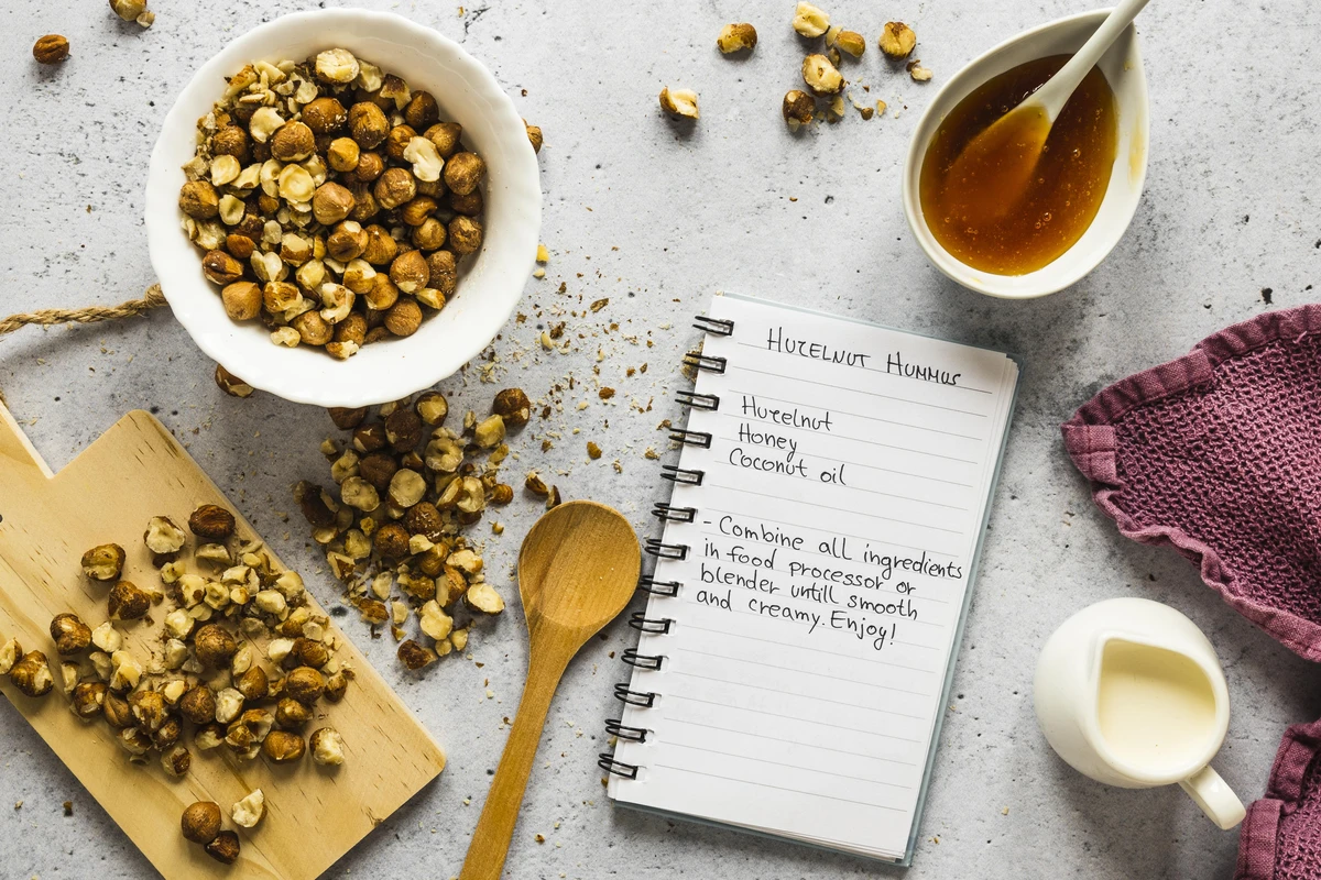 Vista superior de ingredientes naturais incluindo grão de bico e ervas para preparo de chá de quebra pedra e receitas