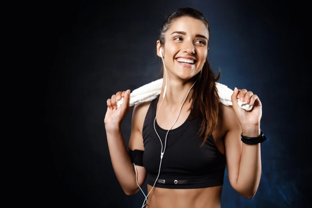 Esta Atividade de 20 Minutos Produz o Mesmo Prazer de Redes Sociais. Mulher jovem em momento de satisfação após o treino.