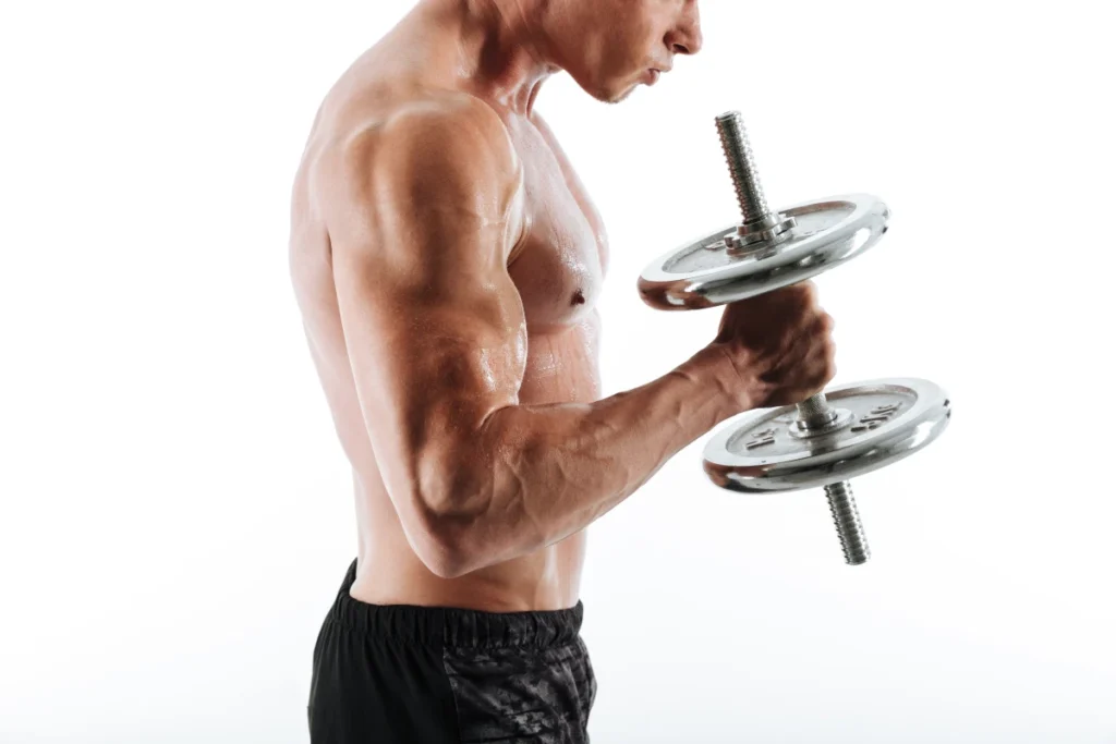 Estes 2 Exercícios Simples Transformam Braços Franzinos em Músculos Definidos. Homem fazendo exercício de musculação Rosca Martelo com Halteres.