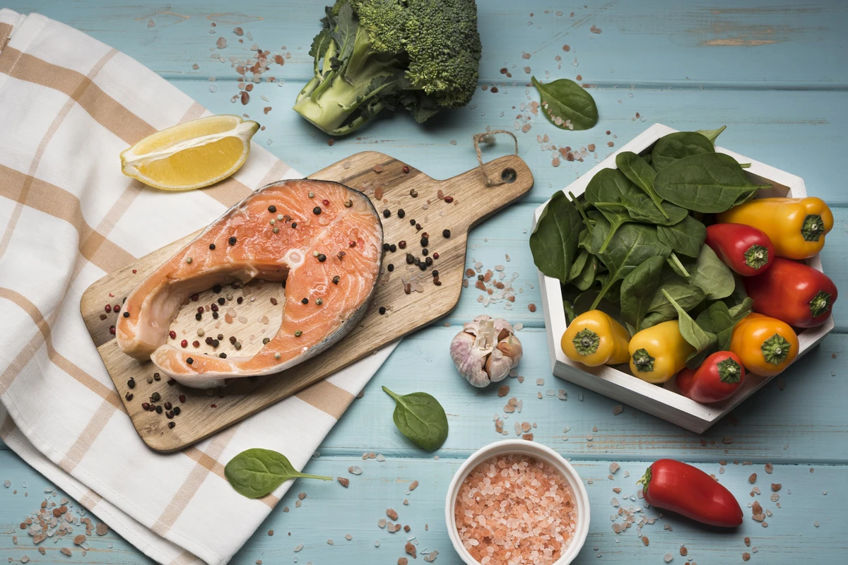 Salmão grelhado em tábua de madeira com ingredientes frescos, similar ao robalo peixe mais saudável do mundo benefícios