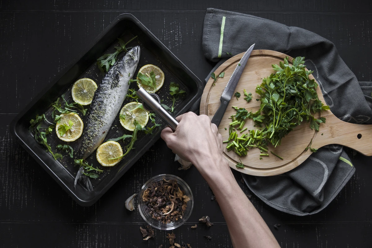 Mãos cozinhando robalo peixe mais saudável do mundo benefícios nutricionais em preparo culinário